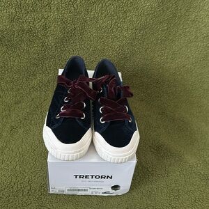 Blue and maroon tretorn for women